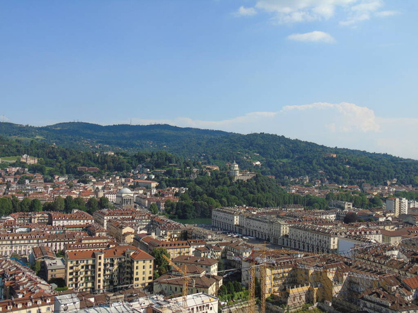 Úžasná fotografie města Turína z Itálie v letních dnech z horní a dolní části města včetně krásné řeky Po z centra - Fotografie, Obrázek