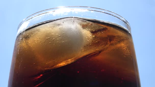 Verser le soda cola dans verre de glace avec projections - Séquence, vidéo