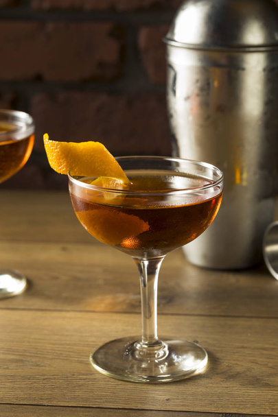 Alcoholic Martinez Cocktail with Gin Vermouth and Orange Peel - Foto, afbeelding