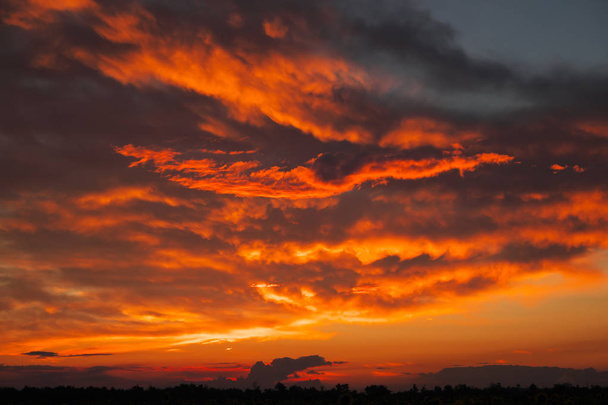 Wunderschön feurig, orange und rot, der Himmel bei Sonnenuntergang. Abendliche Zauberszene. Zusammensetzung der Natur - Foto, Bild