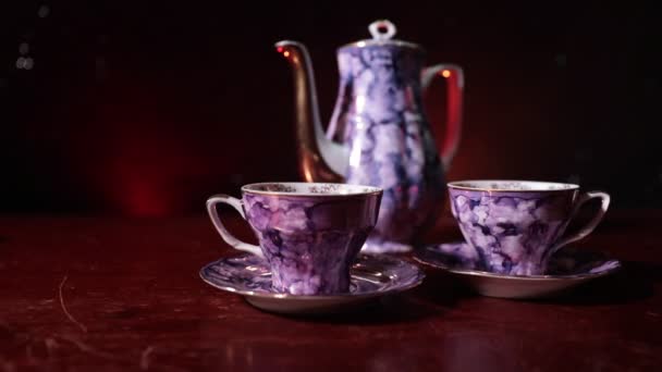 Кофе или чайная церемония концептуальная тема. Старый старинный керамический чай или кофейник с чашками кувшин и чашки сахара на темном тонированном фоне со светом и дымом. Пустое место для текста. Слайдер
 - Кадры, видео