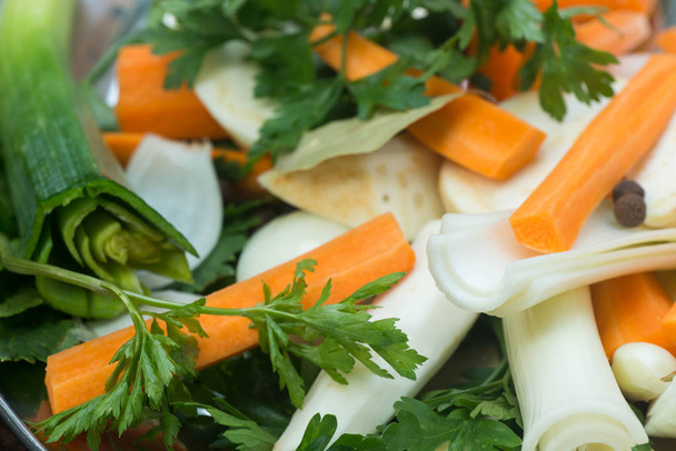 μπαχαρικά και λαχανικά κομμένα fot κάνει σούπα ή ζωμό - Φωτογραφία, εικόνα