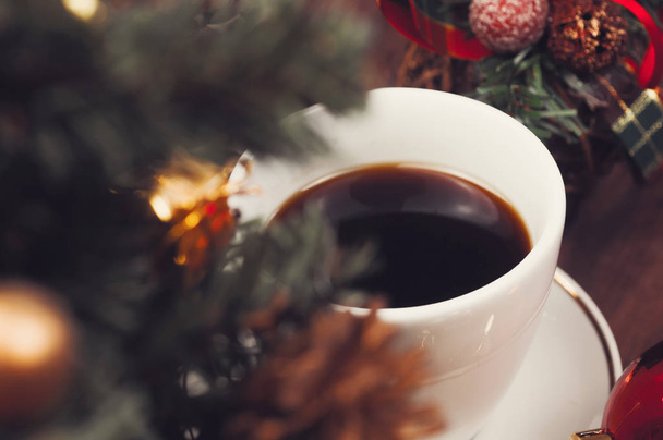 Weihnachten Nahaufnahme von Weihnachtskugeln und Tasse Kaffee. Draufsicht auf einen Weihnachtsarbeitsplatz. - Foto, Bild