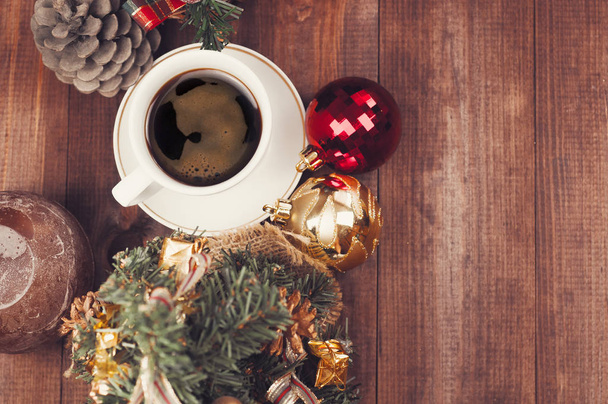 Weihnachtsarbeitsplatz, Tasse Kaffee und Weihnachtsbaum auf einem braunen Holztisch. von oben Ansicht Weihnachten Hintergrund - Foto, Bild