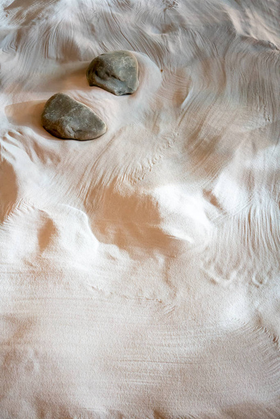 Природный сад из песка и камня с выборочным фокусом. Простота, концентрация или естественная абстрактная концепция
. - Фото, изображение
