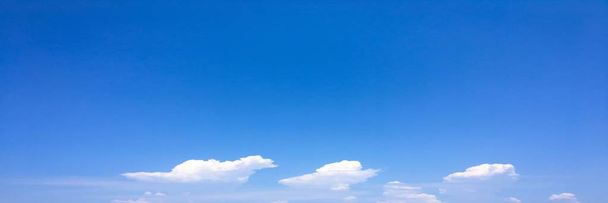 De beaux nuages sur fond de ciel bleu. Ciel nuageux. Ciel bleu avec ciel nuageux, nuage de nature. Nuages blancs, ciel bleu et soleil
. - Photo, image