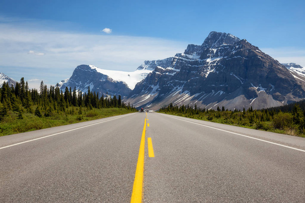 Scenic road in the Canadian Rockies during a vibrant sunny summer day. Taken in Icefields Parkway, Banff National Park, Alberta, Canada. - Zdjęcie, obraz