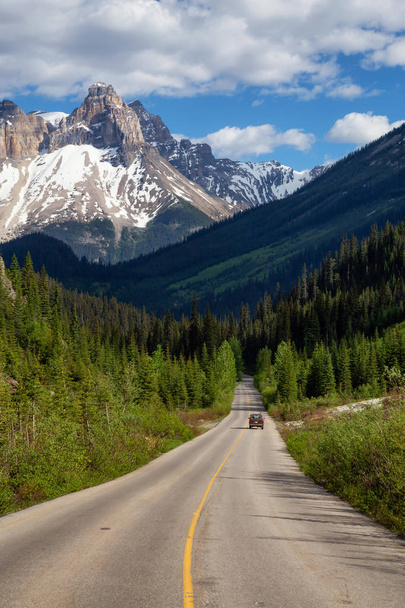 Scenic road in the Canadian Rockies during a vibrant sunny summer day. Taken in Yoho National Park, British Columbia, Canada. - Zdjęcie, obraz