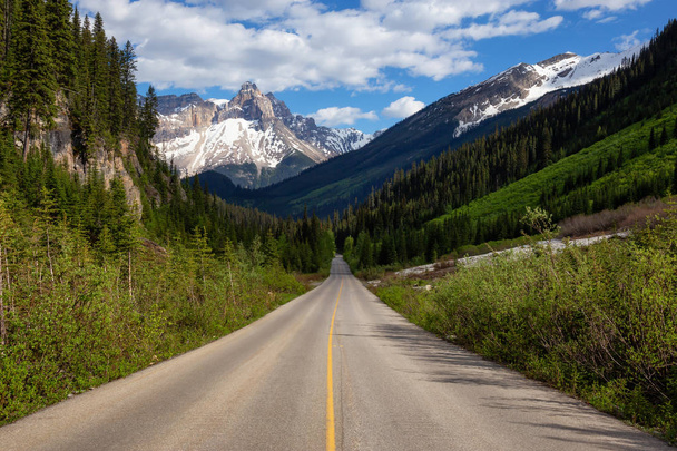 Scenic road in the Canadian Rockies during a vibrant sunny summer day. Taken in Yoho National Park, British Columbia, Canada. - Foto, afbeelding