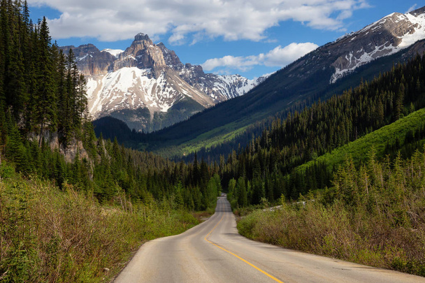 Route panoramique dans les Rocheuses canadiennes par une journée d'été ensoleillée et animée. Prise dans le parc national Yoho, Colombie-Britannique, Canada
. - Photo, image