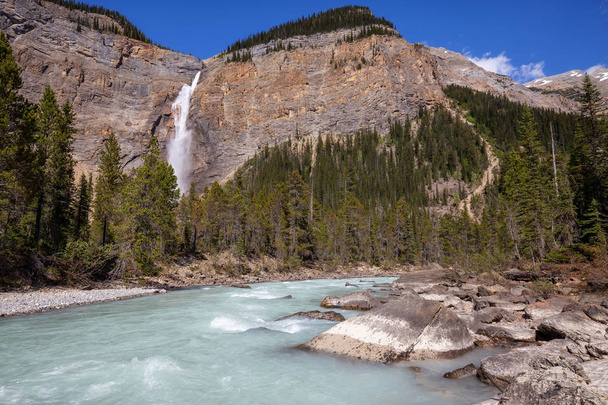 Takakkaw Falls in Yoho National Park during a vibrant sunny summer day. Located in British Columbia, Canada. - Foto, Imagen