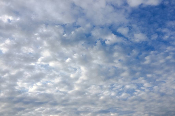 Piękne chmury na tle błękitnego nieba. Cloudscape niebo. Błękitne niebo z pochmurna pogoda, Natura Chmura. Białe chmury, Błękitne niebo i słońce. - Zdjęcie, obraz