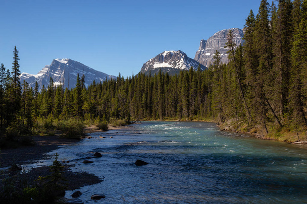 Річка, що протікає через канадських Скелястих горах на Сонячний літній день. Взяті в Національний парк Банф, Альберта, Канада. - Фото, зображення