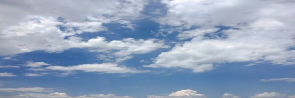 Hermosas nubes sobre un fondo azul del cielo. Cielo nuboso. Cielo azul con clima nublado, nube de naturaleza. Nubes blancas, cielo azul y sol
. - Foto, Imagen