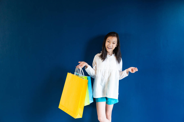 Asiatico ragazza sorride felicemente, carino shopping ragazza holding shopping bags, Vendita, consumismo e la gente concetto
 - Foto, immagini