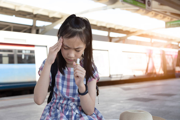 Ασιατικό κορίτσι με ίλιγγος, ζάλη, ημικρανία, άρρωστος κατάθλιψη κοριτσιού που πάσχει από πονοκέφαλο - Φωτογραφία, εικόνα
