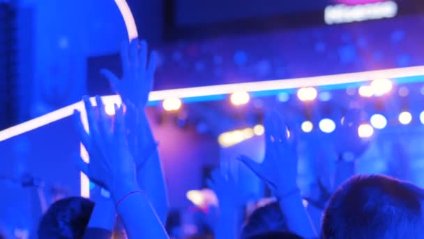 Άνθρωποι πάρτι νύχτα ηλεκτρονική μουσική συναυλία μπροστά στη σκηνή - Πλάνα, βίντεο