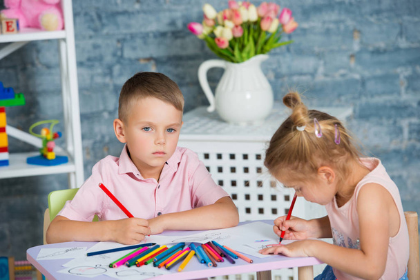 Little children play and draw with colorful pencils - Φωτογραφία, εικόνα