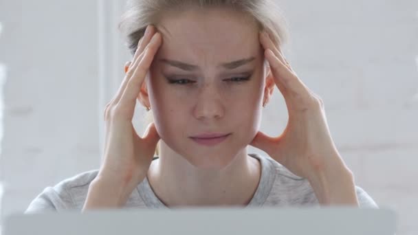 Dolor de cabeza, Mujer joven trastornada trabajando en la oficina
 - Imágenes, Vídeo