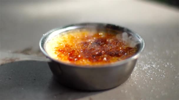 κοντινό πλάνο της γαλλικής νόστιμο επιδόρπιο κρέμα Brulee - Πλάνα, βίντεο