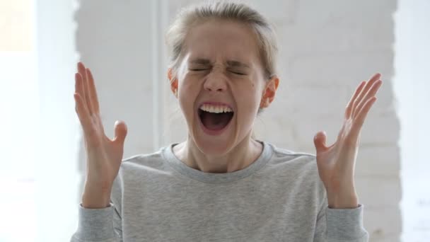 Shouting, Screaming Young Woman in Anger at Work - Záběry, video