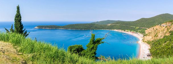 Vista dall'alto sulla costa adriatica e sulla spiaggia di Jaz in Montenegro, paesaggio naturale, vacanze al paradiso estivo, vista panoramica
. - Foto, immagini