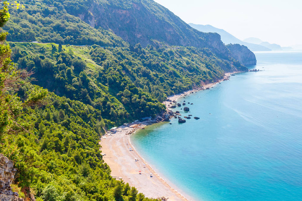 Θέα από ψηλά στην ακτογραμμή της Αδριατικής θάλασσας στο Μαυροβούνιο, φυσικό τοπίο, διακοπές στον καλοκαιρινό παράδεισο. - Φωτογραφία, εικόνα