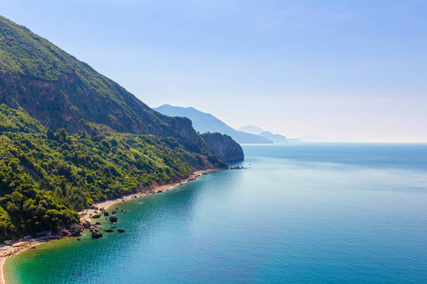 Вид сверху на побережье Адриатического моря в Монтенегро, природный ландшафт, отдых в летнем парадизе
. - Фото, изображение