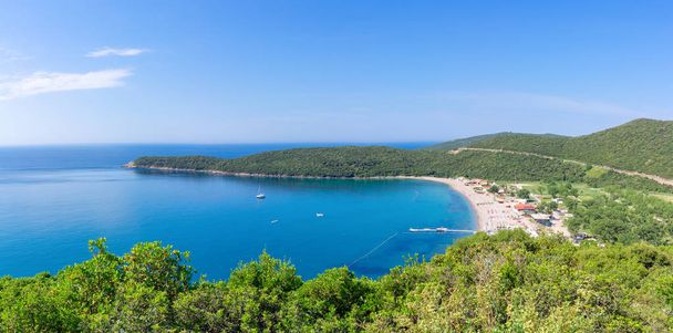 Blick von oben auf Adriaküste und Jaz-Strand in Montenegro, Naturlandschaft, Urlaub im Sommerparadies, Panoramablick. - Foto, Bild