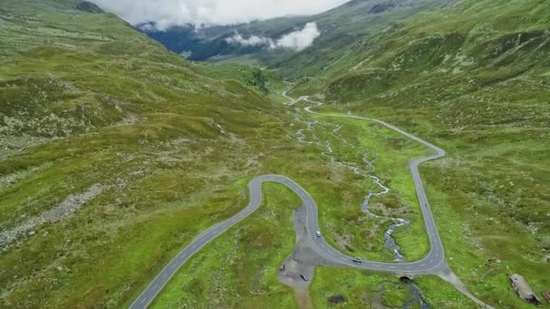 Flug ber Strasse zum Pass Fluela in den schweizer Alpen - Footage, Video