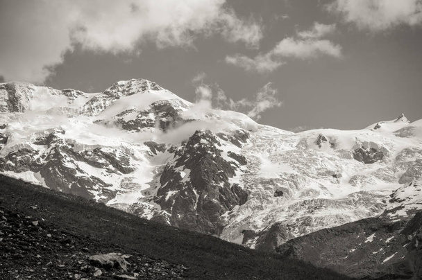 Piękny lodowiec w alpejskiej dolinie Gressoney w pobliżu Monte Rosa, Dolina Aosty, Włochy. Dolinę Gressoney znajduje się w dolinie Aosty, w północnych Włoszech. Jest on oznaczony przez rzeki Lys, którego źródłem jest lodowiec Monte Rosa. - Zdjęcie, obraz