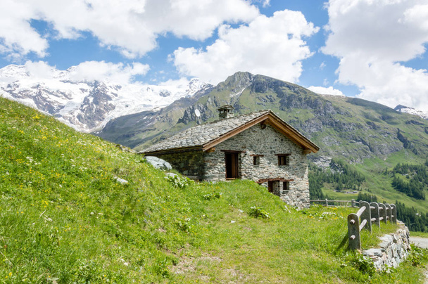 Vista panorâmica do vale alpino de Gressoney, perto de Monte Rosa, Vale de Aosta, norte da Itália. O Vale de Gressoney está situado no Vale de Aosta, no norte da Itália. É marcado pelo rio Lys cuja nascente é a geleira de Monte Rosa
. - Foto, Imagem