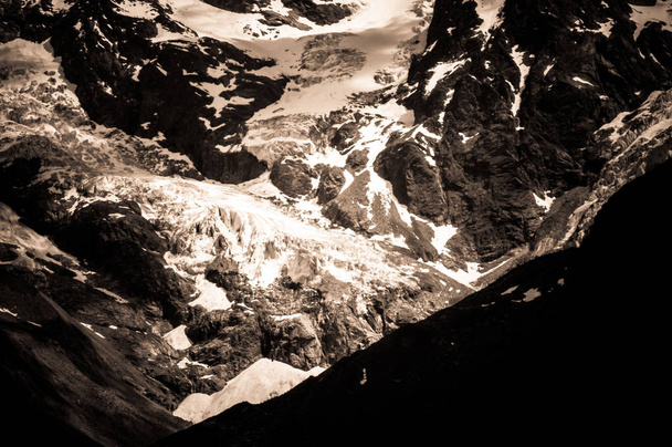 Mooie gletsjer in de Alpen vallei van Gressoney in de buurt van Monte Rosa, Aosta vallei, Noord-Italië. Monte is gelegen in het Aosta-dal, in Noord-Italië. Het wordt gekenmerkt door de Leie, waarvan de bron de gletsjer van Monte Rosa is. - Foto, afbeelding