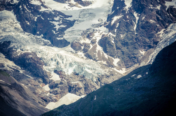 Beau glacier dans la vallée alpine de Gressoney près de Monte Rosa, Vallée d'Aoste, Italie du Nord. La vallée de Gressoney est située dans la vallée d'Aoste, dans le nord de l'Italie. Il est marqué par la rivière Lys dont la source est le glacier de Monte Rosa
. - Photo, image