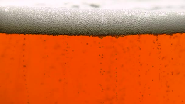 Kabarcıklar veya koyu lager bira cam, düşük açılı yan görünüm, ağır çekim cola arka planı kapat - Video, Çekim
