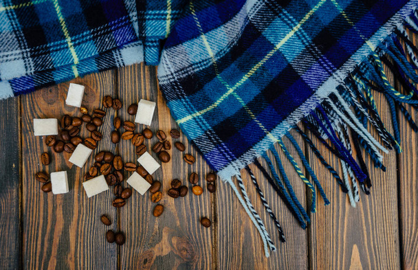 Kaffeekörner und blauer, warmer Wollschal - Foto, Bild