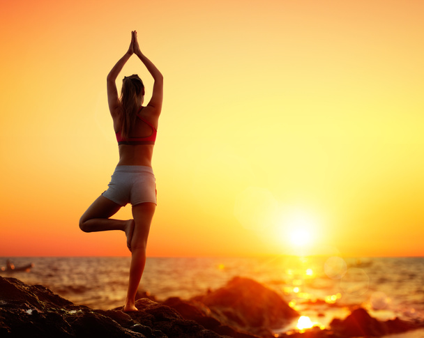 Yoga au coucher du soleil - Fille dans la pose Vrikshasana
 - Photo, image
