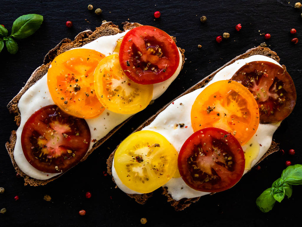 rye bread with cream cheese and color tomatoes - Foto, imagen