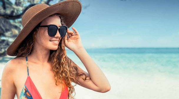 Šťastná mladá žena nosí plavky tropické písku beach Resort v létě na dovolené cestování dovolená. - Fotografie, Obrázek