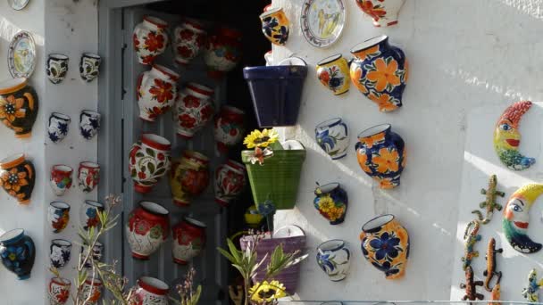 Handgefertigte Keramikvasen auf einer weiß getünchten andalusischen weiß gewaschenen Tür - Filmmaterial, Video