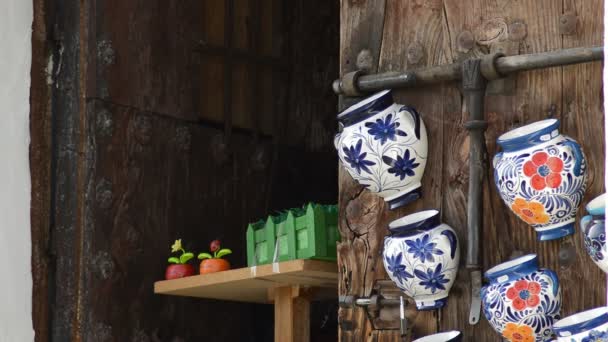 Ručně vyráběné keramické vázy v typické dveře andaluských v obchodě - Záběry, video