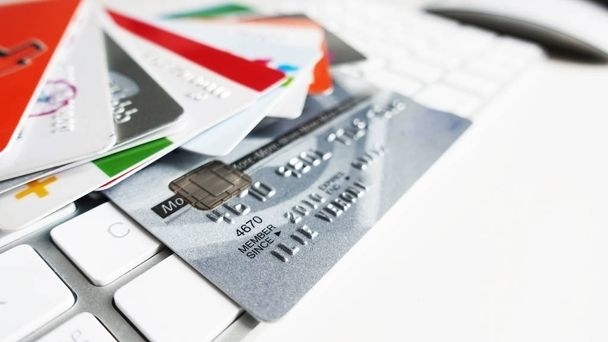 Інтернет-перекази або концепція покупок з декількома кредитними картками на білій клавіатурі комп'ютера
 - Фото, зображення