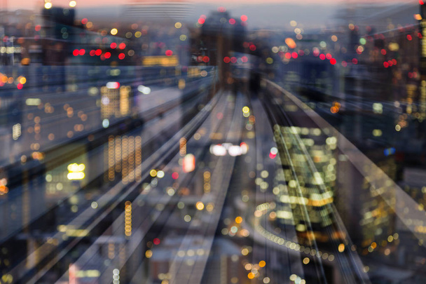 Doppelbelichtungsbewegung Zuggleis über Stadt Nacht verschwommenes Bokeh-Licht, abstrakter Hintergrund - Foto, Bild