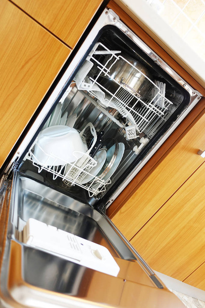 Otwórz wbudowany zmywarka maszyny z czystymi naczyniami wewnątrz - Zdjęcie, obraz