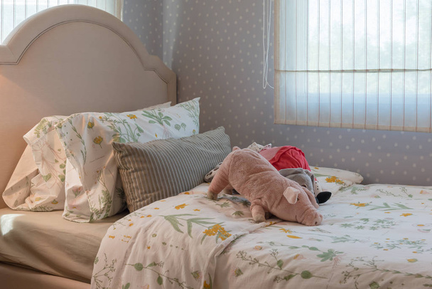 dla dzieci sypialnia z wygodnym łóżkiem i zestaw poduszek, koncepcja projektowania wnętrz - Zdjęcie, obraz