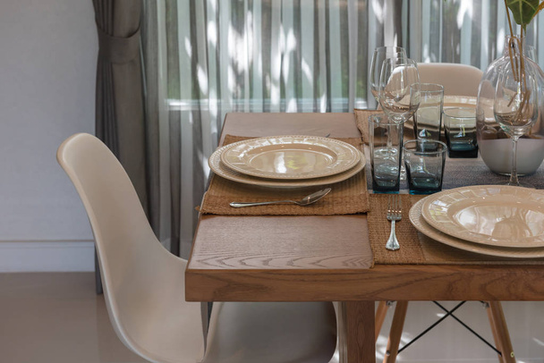 table à manger de luxe avec table dans la salle à manger classique, table en bois avec chaise classique, concept de design d'intérieur
 - Photo, image