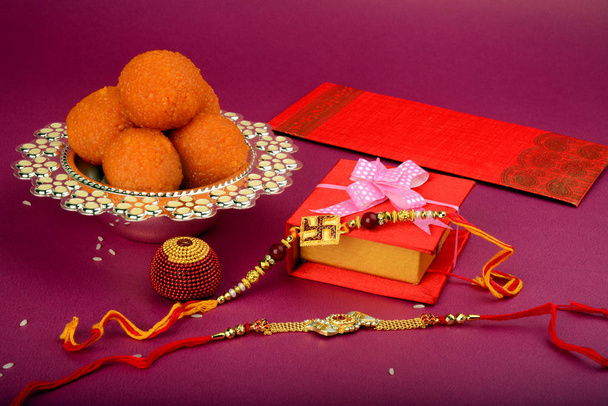 ラクシャバンダンやラキ、兄弟や姉妹のためのインドのお祭り - 写真・画像