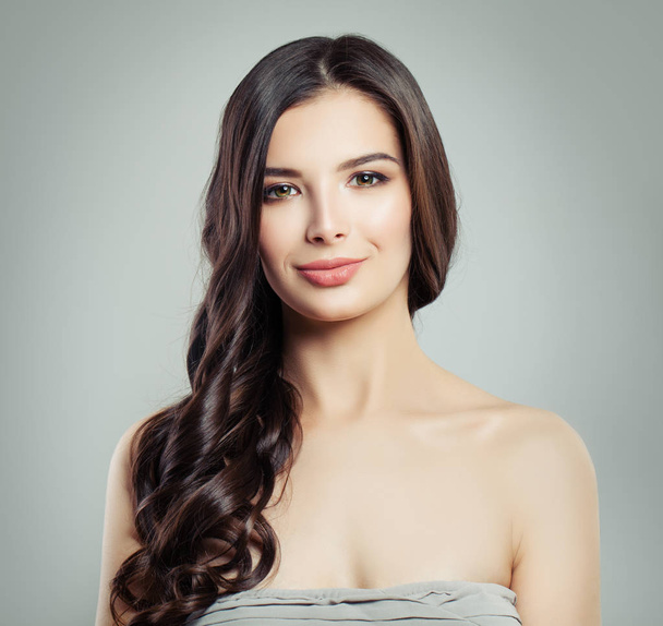 Молодая идеальная женщина с макияжем и длинными здоровыми темными волосами улыбка, портрет красоты моды
 - Фото, изображение