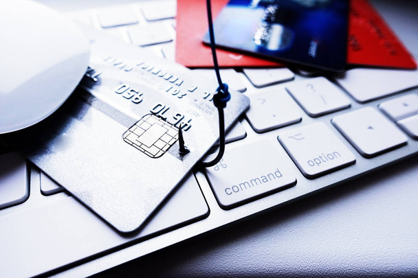 Concept d'attaque par hameçonnage de carte de crédit, vol de détails de carte de crédit avec crochet de pêche sur clavier d'ordinateur portable
 - Photo, image