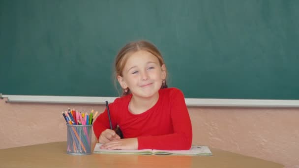 malá holčička kreslí něco - Záběry, video